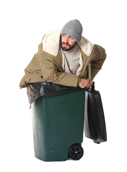 Бідний безпритульний чоловік у сміттєвому баку ізольований на білому — стокове фото