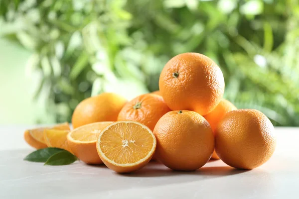Zralé pomeranče na stole proti rozostřené pozadí. Místo pro text — Stock fotografie
