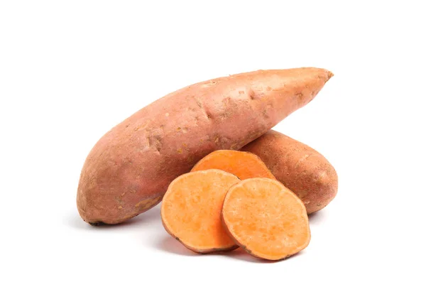 Batatas doces maduras frescas no fundo branco — Fotografia de Stock