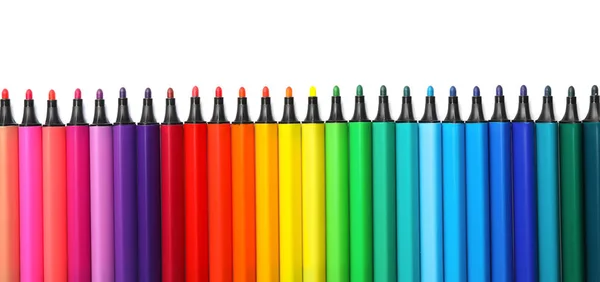 Muchos marcadores de colores sobre fondo blanco, vista superior. Paleta arco iris — Foto de Stock