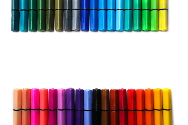 Muchos marcadores de colores sobre fondo blanco, vista superior con espacio para el texto. Paleta arco iris —  Fotos de Stock