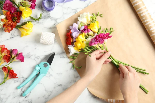 在桌子上制作花束的妇女花, 顶视图 — 图库照片