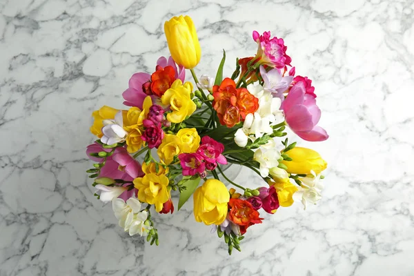 Vackra Spring Freesia blommor på marmor bakgrund, uppifrån — Stockfoto