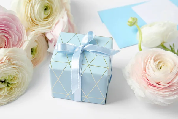 Piękne kwiaty Jaskier, pudełko na prezent i kopertę na białym tle — Zdjęcie stockowe