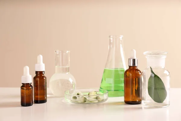 Hud vårdprodukter, ingredienser och labb på bordet. Dermatologi forskning — Stockfoto