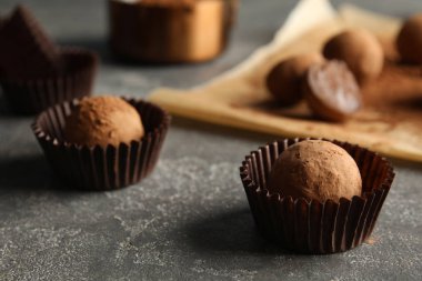 Gri arka planda, closeup lezzetli çikolata truffles