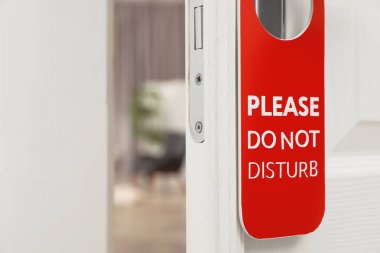 Açık kapı tabelası ile lütfen rahatsız etmeyin otel, alan metin için kolu