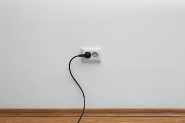 Güç soketi ve duvara kapalı tak. Elektrikçi ekipmanları