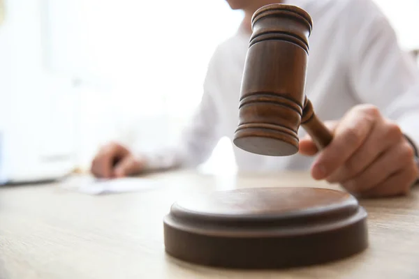 Soudce s kladívkem v soudní síni, detailní u stolu. Právo a spravedlnost koncepce — Stock fotografie