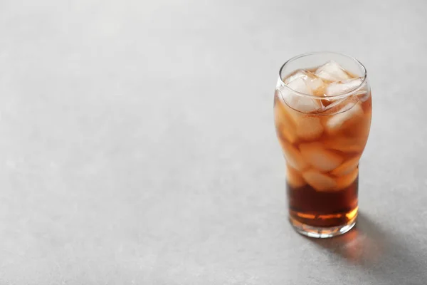 Vaso de cola con hielo sobre fondo claro, espacio para texto — Foto de Stock