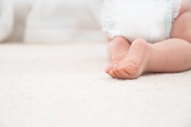 Sevimli küçük bebek halı kapalı, metin için boşluk ile çekim sürünüyor