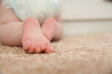 Sevimli küçük bebek halı kapalı, metin için boşluk ile çekim sürünüyor