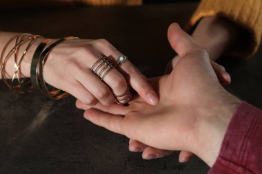 Masadaki adamın palmiye üzerinde chiromancer okuma hatları, çekim