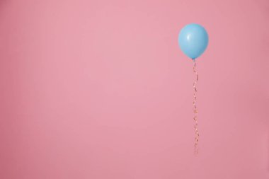 Renk arka planda parlak balon, metin için alan. Kutlama zamanı