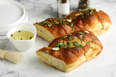 Mermer masada ev yapımı sarımsak ekmek ile kompozisyon