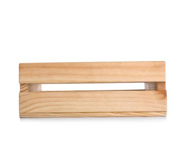 Beyaz arka planda ahşap kasa. Kargo konteyner