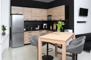 Yeni mobilya ve ev aletleri ile rahat modern mutfak iç