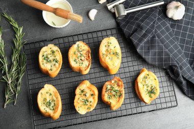 Masa üzerinde lezzetli ev yapımı sarımsak ekmek ile düz yatıyordu kompozisyon