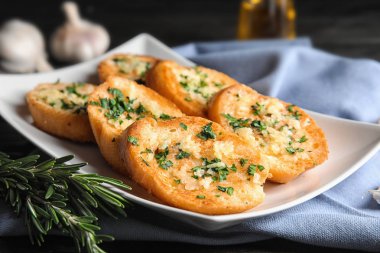 Lezzetli ev yapımı sarımsaklı ekmek tablo ile plaka