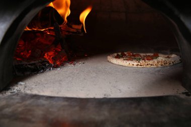 Restoran mutfakta fırında yanan odun ve lezzetli pizza