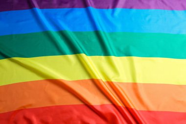 Arka plan olarak parlak gökkuşağı gay bayrağı. LGBT topluluğu