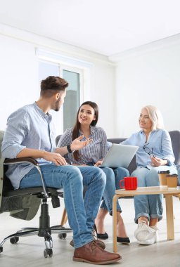 İş adamları iş tartışırken ofiste önemli değil. Profesyonel iletişim