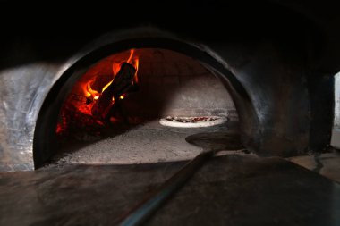 Restoran mutfakta fırında yanan odun ve lezzetli pizza