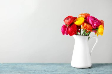 Masa üzerinde güzel bahar Ranunculus çiçekler ile vazo, metin için alan