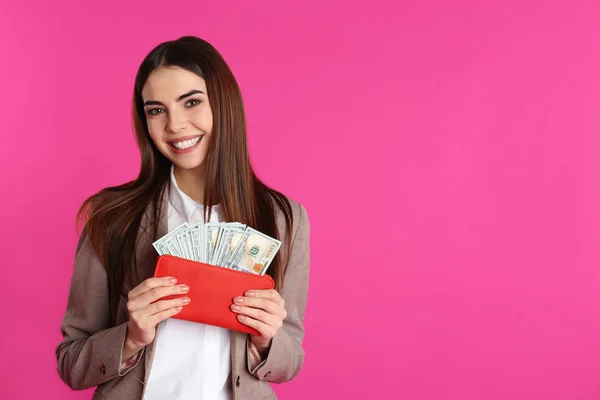 Geschäftsfrau mit Geld im Portemonnaie auf farbigem Hintergrund. Raum für Text — Stockfoto