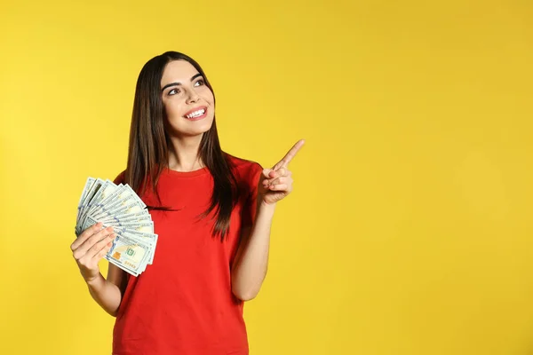 Junge Frau mit Geld auf farbigem Hintergrund. Raum für Text — Stockfoto
