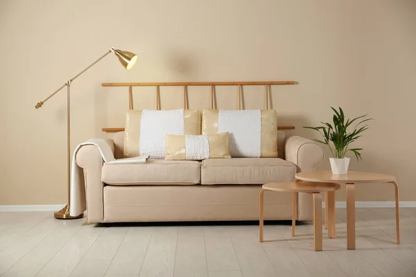 Interior ruang tamu modern dengan sofa yang nyaman — Stok Foto