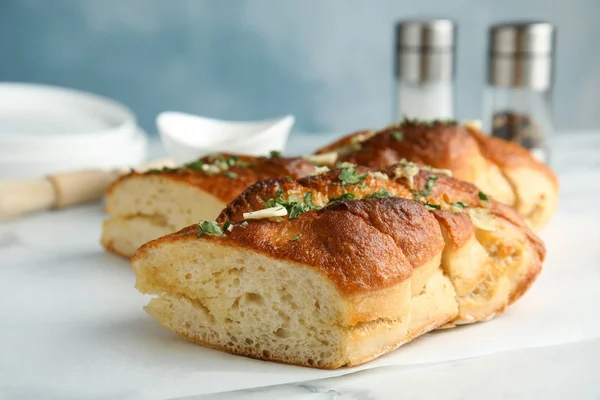 Delicioso pão de alho caseiro com ervas na mesa — Fotografia de Stock