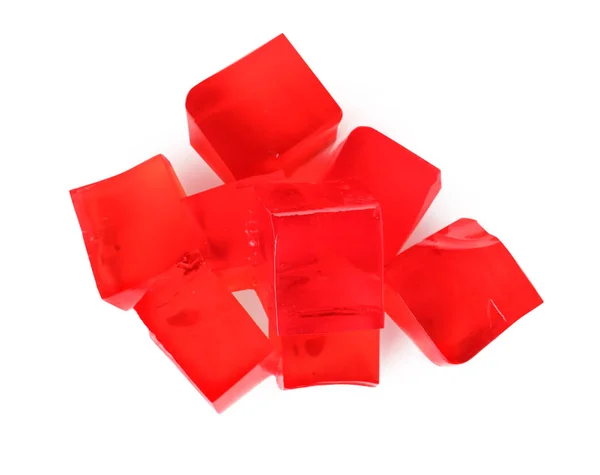 Un mucchio di cubetti di gelatina rossa su sfondo bianco, vista dall'alto — Foto Stock