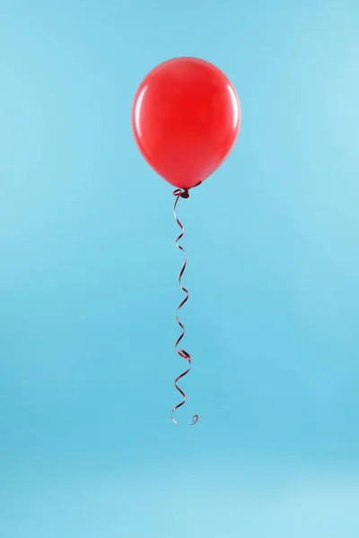 Globo brillante sobre fondo de color. Tiempo de celebración — Foto de Stock