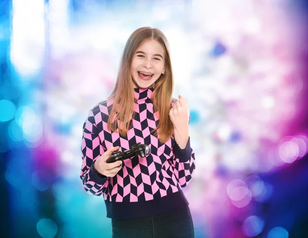 Tonårs flicka som spelar video spel med Controller på färgglada bakgrund — Stockfoto