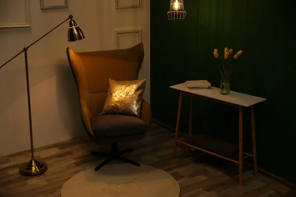 快適な肘掛け椅子およびテーブルが付いている現代内部は色の壁の近くに — ストック写真