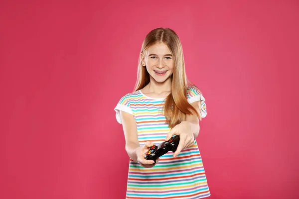 色の背景にコントローラでビデオゲームをプレイ十代の少女 — ストック写真