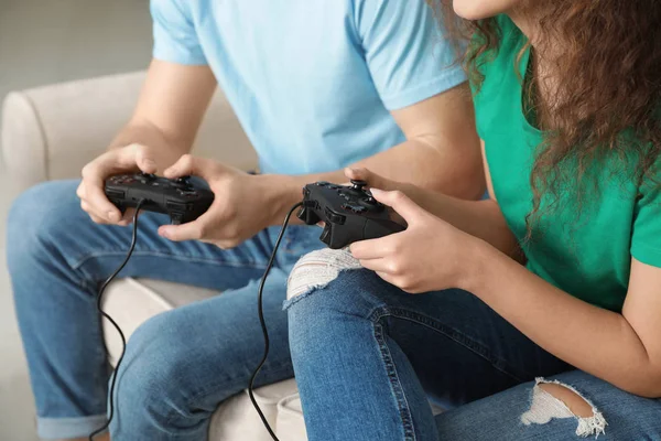 Coppia giovane che gioca ai videogiochi a casa, primo piano — Foto Stock