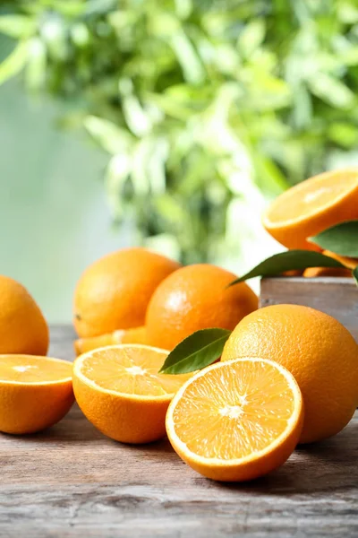 Зрізати апельсини на столі на розмитому фоні. Простір для тексту — стокове фото