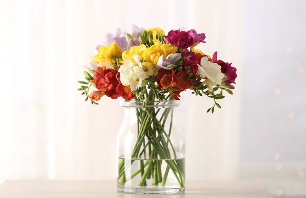 Vackra våren ljusa Freesia blommor i vas på bordet — Stockfoto