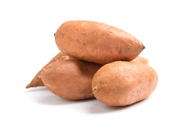 Hele rijpe zoete aardappelen op witte achtergrond — Stockfoto