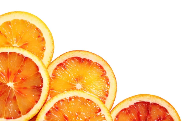 Соковиті шматочки апельсина на білому тлі, вид зверху. Цитрусові фрукти — стокове фото