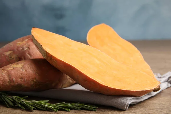 Composition with ripe sweet potatoes on wooden table, closeup — Stock Photo, Image