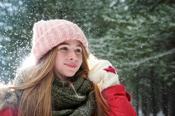 Porträtt av tonårsflicka i vinter snöig skog — Stockfoto