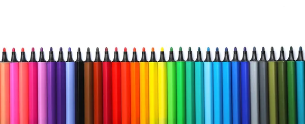 Viele bunte Marker auf weißem Hintergrund, Draufsicht. Regenbogenpalette — Stockfoto