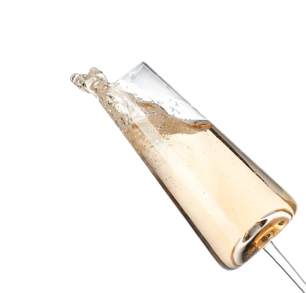 Copa de champán sobre fondo blanco. Bebida festiva —  Fotos de Stock