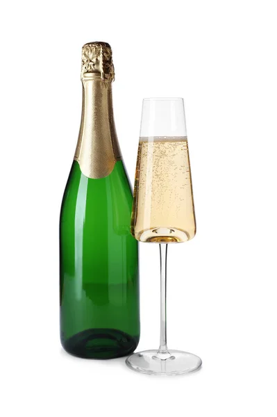 Flasche und Glas mit Champagner auf weißem Hintergrund. Festlicher Umtrunk — Stockfoto