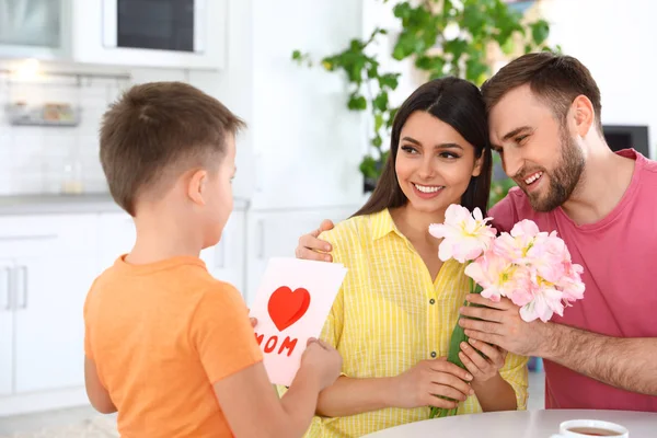 Отец и сын поздравляют маму на кухне. Happy Mother 's Day — стоковое фото