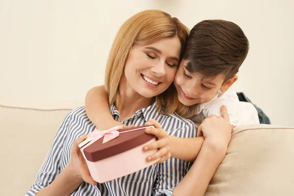 Un niño felicitando a su madre en casa. Feliz Día de la Madre — Foto de Stock