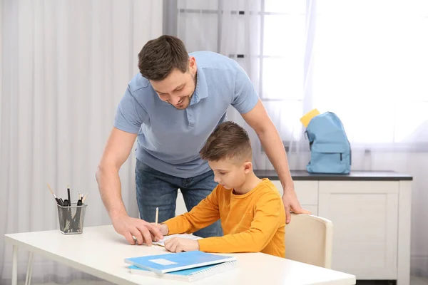 Papá ayudando a su hijo con la tarea en la habitación — Foto de Stock